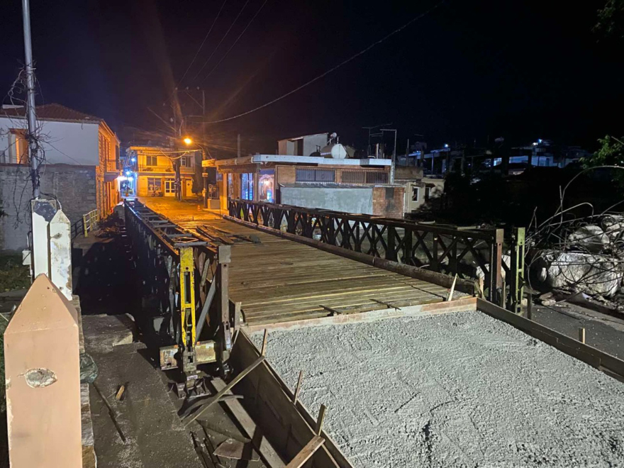 Κακοκαιρία «Μπάλλος» - Εύβοια: Ο στρατός τοποθέτησε γέφυρα 15 μέτρων στα Πολιτικά