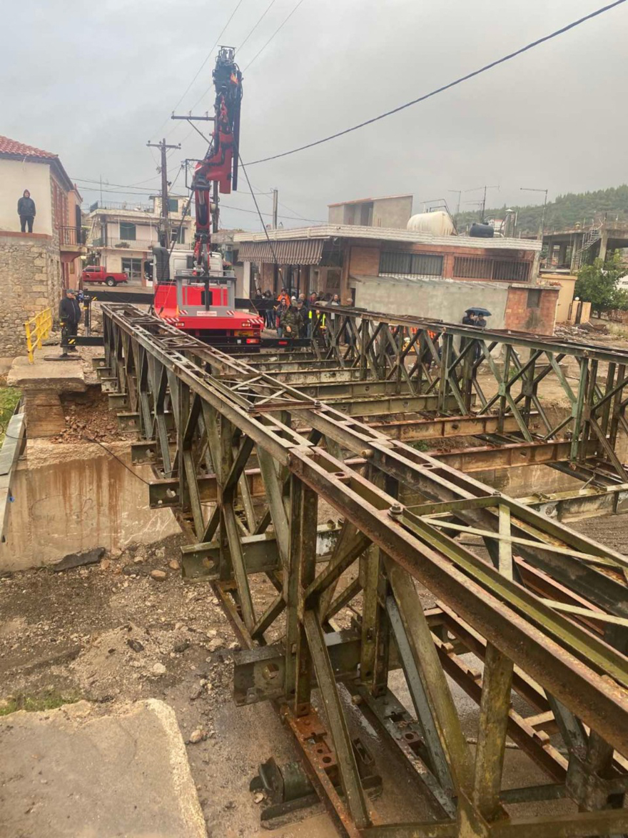 Κακοκαιρία «Μπάλλος» - Εύβοια: Ο στρατός τοποθέτησε γέφυρα 15 μέτρων στα Πολιτικά