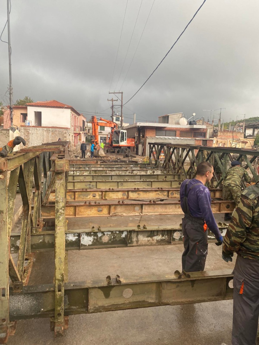 Κακοκαιρία «Μπάλλος» - Εύβοια: Ο στρατός τοποθέτησε γέφυρα 15 μέτρων στα Πολιτικά