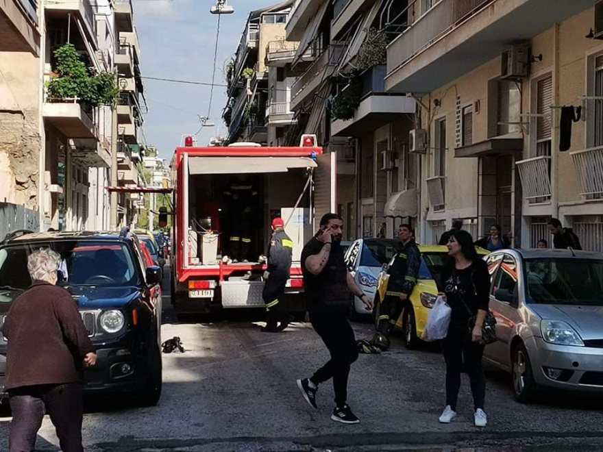 Υπό έλεγχο η φωτιά σε πολυκατοικία στον Κολωνό