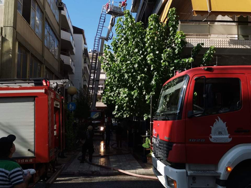 Υπό έλεγχο η φωτιά σε πολυκατοικία στον Κολωνό