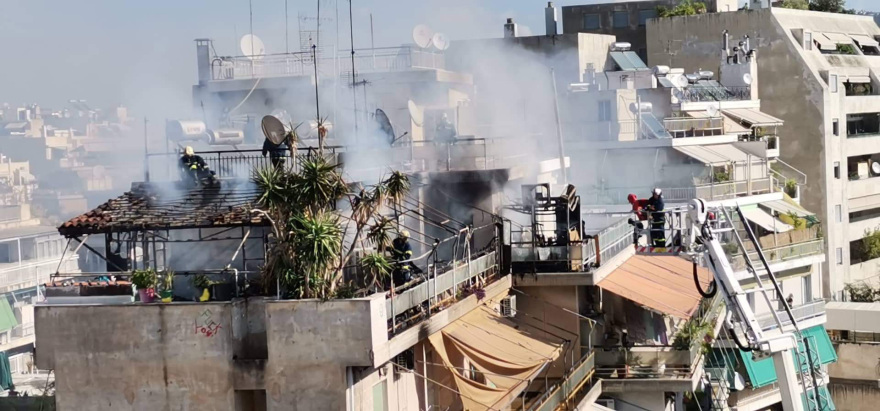 Υπό έλεγχο η φωτιά σε πολυκατοικία στον Κολωνό