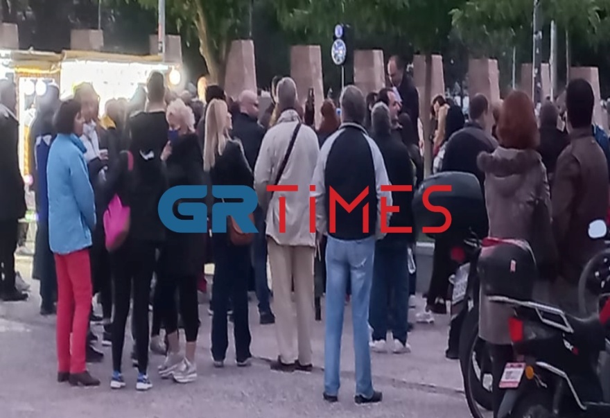 Πορεία αντιεμβολιαστών στο κέντρο της Θεσσαλονίκης - Δείτε βίντεο και φωτογραφίες