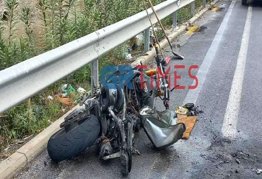 Τυλίχθηκε στις φλόγες μηχανή μετά από σύγκρουση με Ι.Χ. στη Θεσσαλονίκη - Ένας σοβαρά τραυματίας