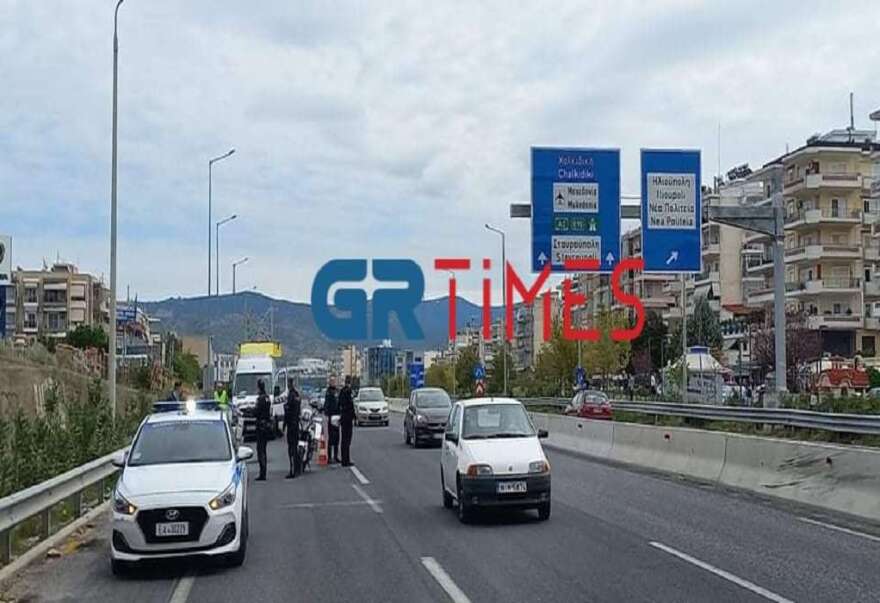 Τυλίχθηκε στις φλόγες μηχανή μετά από σύγκρουση με Ι.Χ. στη Θεσσαλονίκη - Ένας σοβαρά τραυματίας