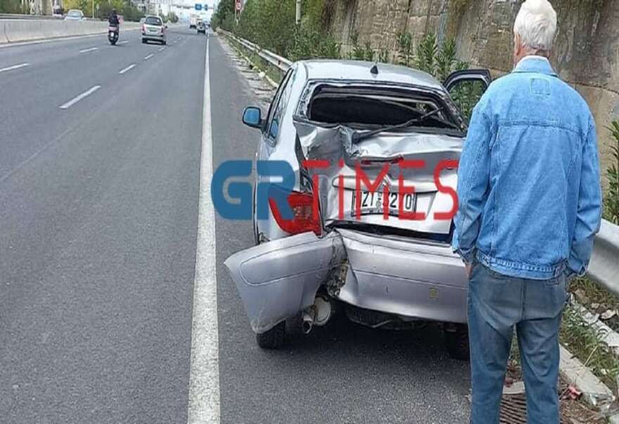 Τυλίχθηκε στις φλόγες μηχανή μετά από σύγκρουση με Ι.Χ. στη Θεσσαλονίκη - Ένας σοβαρά τραυματίας