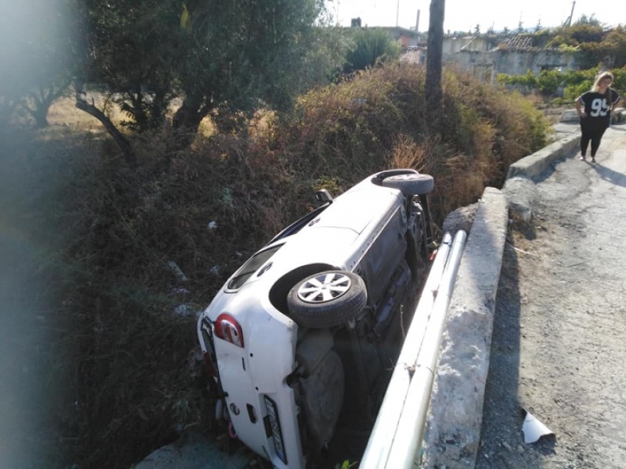 Αυτοκίνητο έπεσε μέσα σε ρέμα στο Ηράκλειο - Δείτε φωτογραφίες