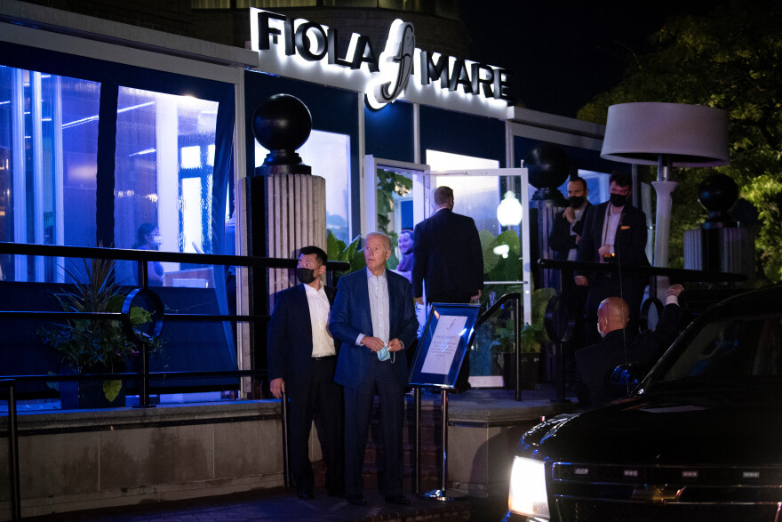 Χωρίς μάσκα για τον κορωνοϊό ο Τζο Μπάιντεν και η σύζυγός του σε βραδινή έξοδο στην Ουάσινγκτον