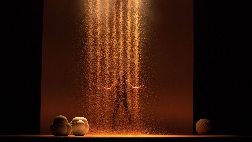 «Stones and Bones»: Χορός, μουσική και γλυπτική συνυπάρχουν σε μια παράσταση της Στέγης του Ιδρύματος Ωνάση