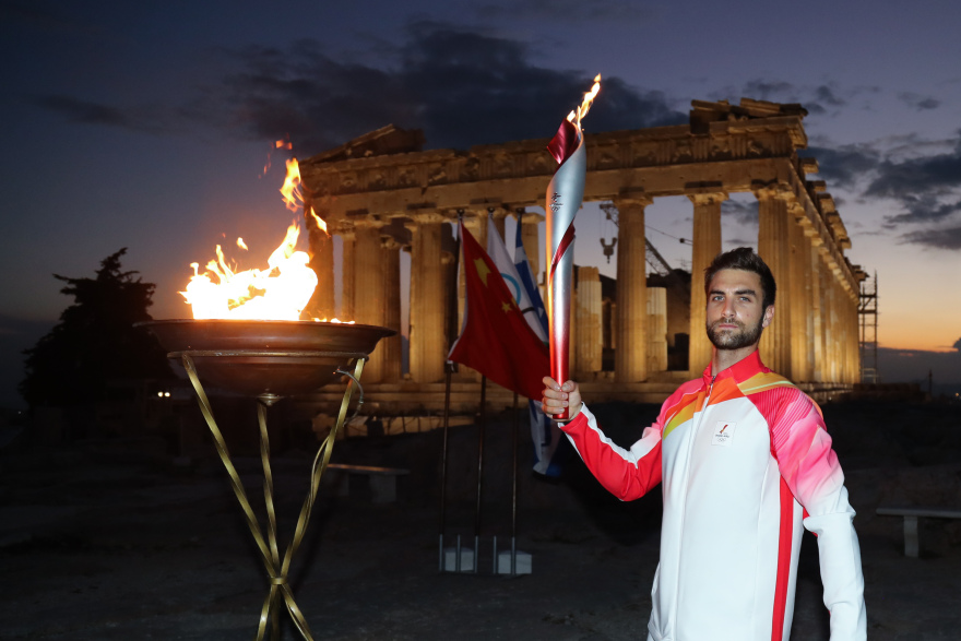 O Στέφανος Ντούσκος άναψε με την Ολυμπιακή Φλόγα τον βωμό στην Ακρόπολη