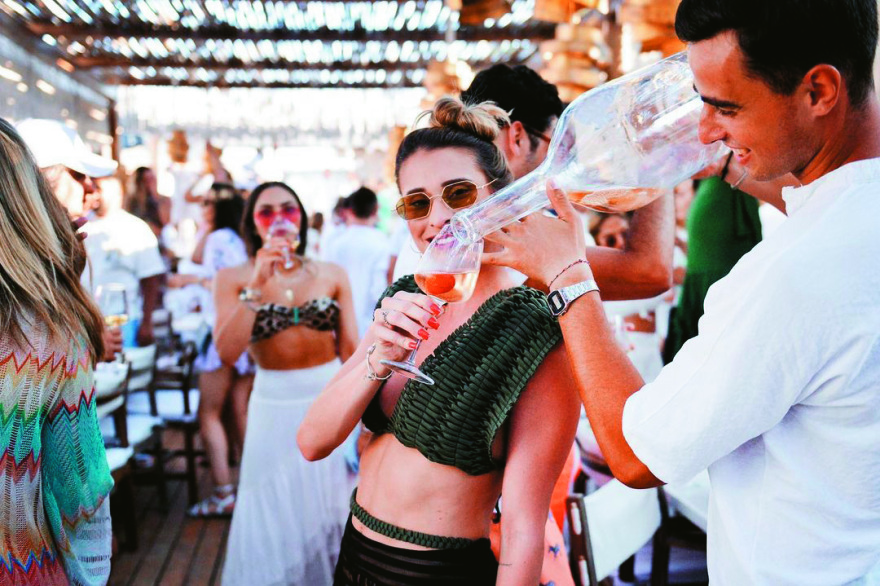 Η Μύκονος έσπασε όλα τα ρεκόρ: Ξεπέρασε σε τουριστικές εισπράξεις και το 2019!