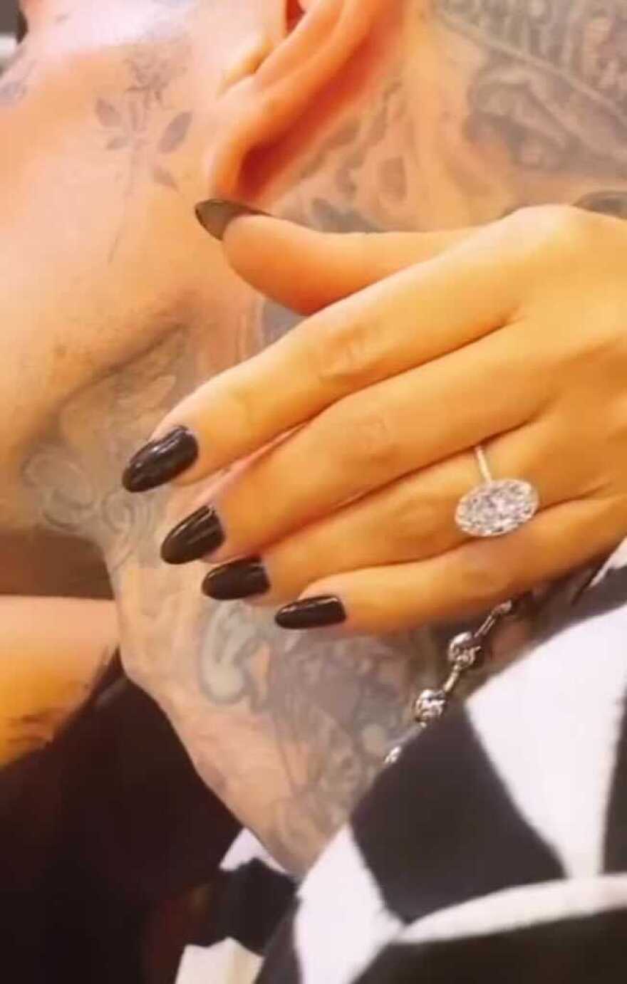 Κόρτνεϊ Καρντάσιαν: Αρραβωνιάστηκε τον Τράβις Μπάρκερ - Δείτε στιγμιότυπα από τη ρομαντική πρόταση γάμου