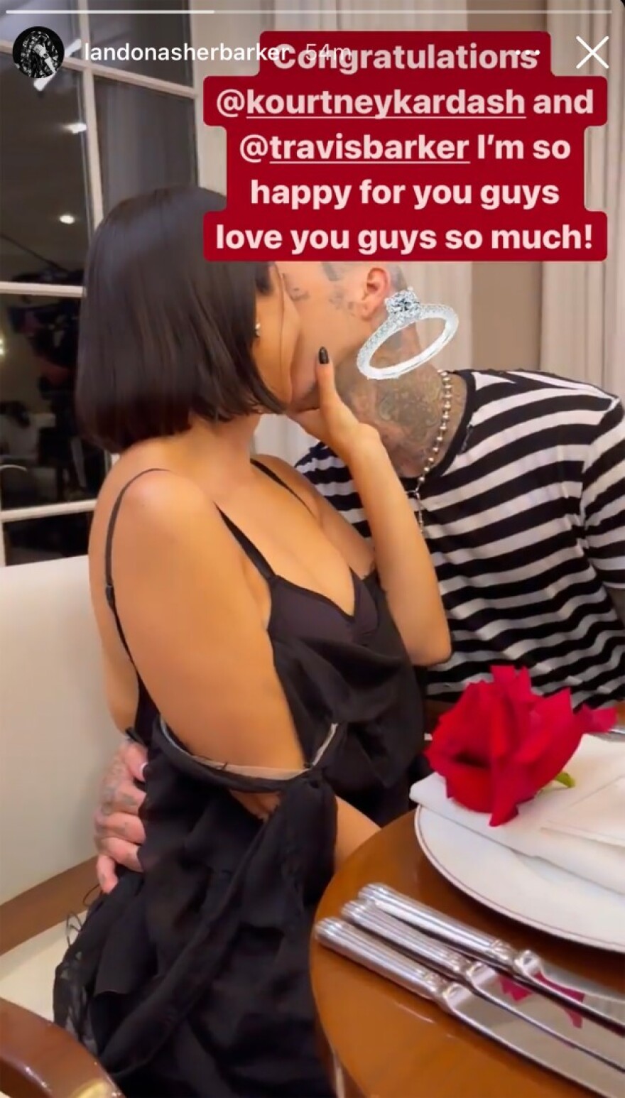Κόρτνεϊ Καρντάσιαν: Αρραβωνιάστηκε τον Τράβις Μπάρκερ - Δείτε στιγμιότυπα από τη ρομαντική πρόταση γάμου