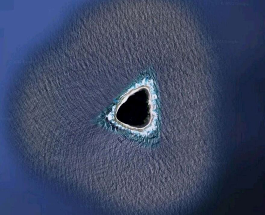 Απόκοσμες εικόνες: Τι συμβαίνει με το μαυρισμένο νησί στο Google Maps