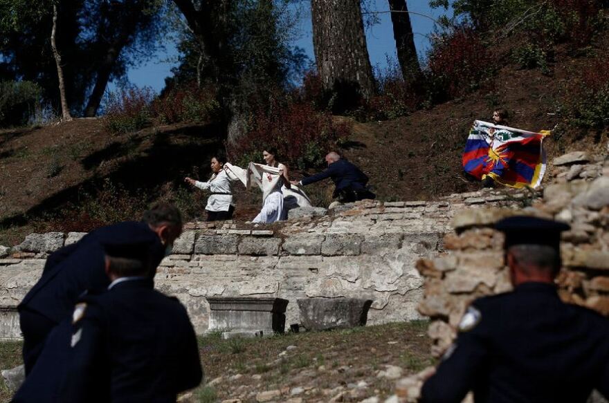 Θιβετιανοί αυτονομιστές μπήκαν στο ναό της Ήρας κατά την αφή της Ολυμπιακής Φλόγας