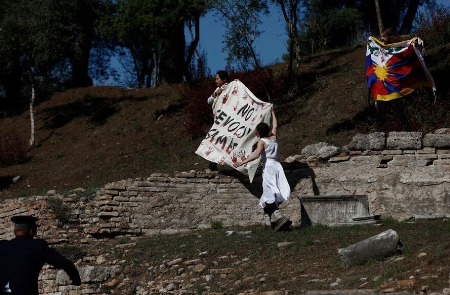 Θιβετιανοί αυτονομιστές μπήκαν στο ναό της Ήρας κατά την αφή της Ολυμπιακής Φλόγας