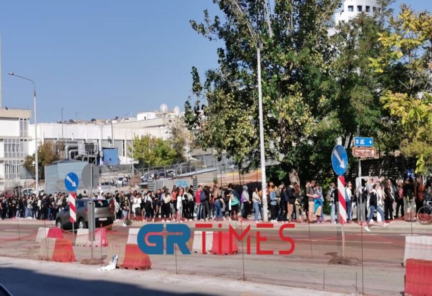 Φοιτητές σχηματίζουν ατελείωτες ουρές για μια μερίδα φαγητό στο ΑΠΘ - Δείτε φωτογραφίες