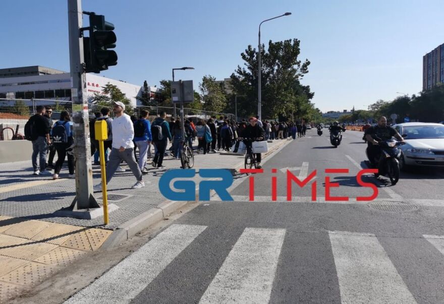 Φοιτητές σχηματίζουν ατελείωτες ουρές για μια μερίδα φαγητό στο ΑΠΘ - Δείτε φωτογραφίες