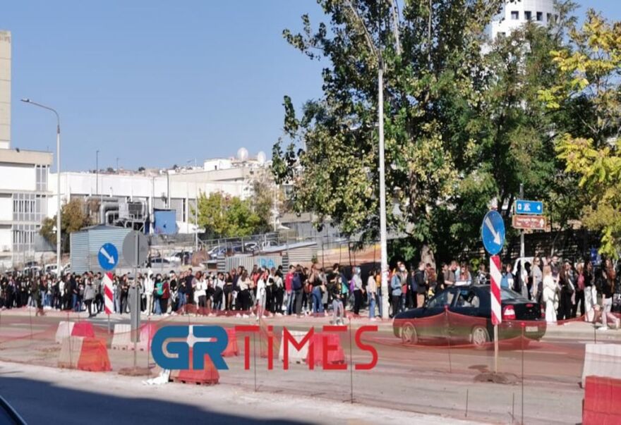 Φοιτητές σχηματίζουν ατελείωτες ουρές για μια μερίδα φαγητό στο ΑΠΘ - Δείτε φωτογραφίες