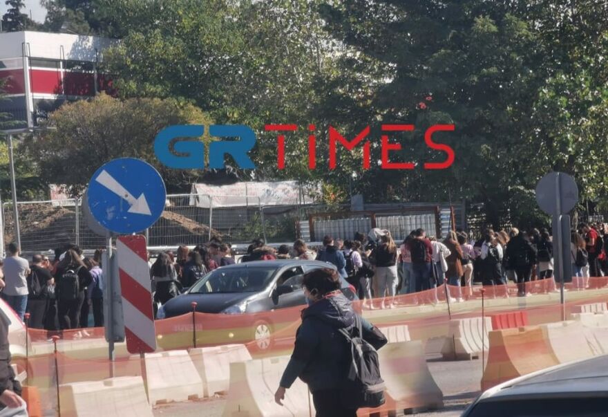 Φοιτητές σχηματίζουν ατελείωτες ουρές για μια μερίδα φαγητό στο ΑΠΘ - Δείτε φωτογραφίες