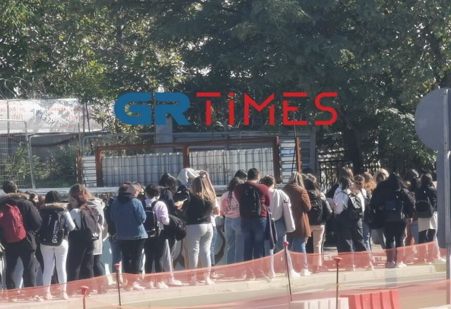 Φοιτητές σχηματίζουν ατελείωτες ουρές για μια μερίδα φαγητό στο ΑΠΘ - Δείτε φωτογραφίες