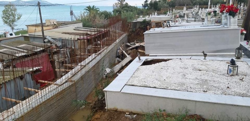 Κακοκαιρία «Μπάλλος»: Καταστράφηκε μέρος του νεκροταφείου στο Ληξούρι - Αγανακτισμένοι οι κάτοικοι με τον δήμο 