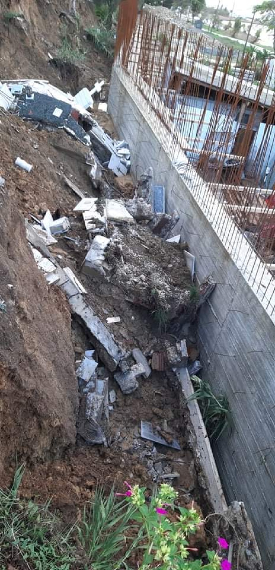 Κακοκαιρία «Μπάλλος»: Καταστράφηκε μέρος του νεκροταφείου στο Ληξούρι - Αγανακτισμένοι οι κάτοικοι με τον δήμο 