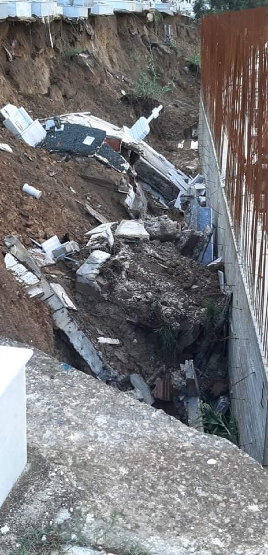 Κακοκαιρία «Μπάλλος»: Καταστράφηκε μέρος του νεκροταφείου στο Ληξούρι - Αγανακτισμένοι οι κάτοικοι με τον δήμο 