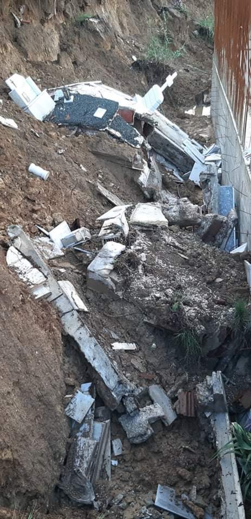 Κακοκαιρία «Μπάλλος»: Καταστράφηκε μέρος του νεκροταφείου στο Ληξούρι - Αγανακτισμένοι οι κάτοικοι με τον δήμο 