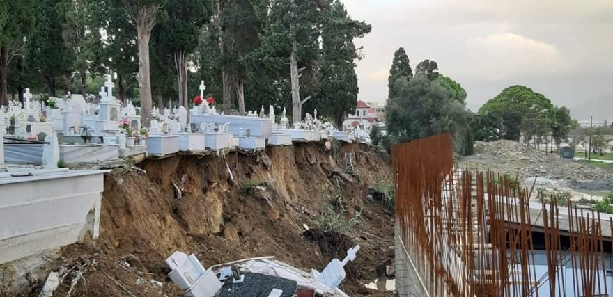 Κακοκαιρία «Μπάλλος»: Καταστράφηκε μέρος του νεκροταφείου στο Ληξούρι - Αγανακτισμένοι οι κάτοικοι με τον δήμο 