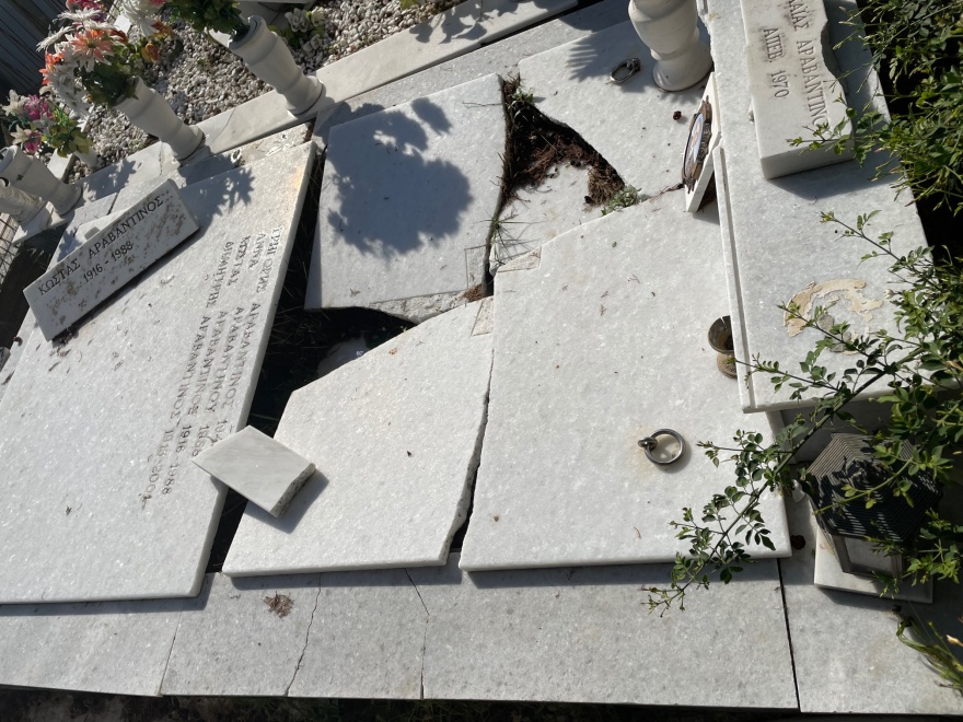 Κακοκαιρία «Μπάλλος»: Καταστράφηκε μέρος του νεκροταφείου στο Ληξούρι - Αγανακτισμένοι οι κάτοικοι με τον δήμο 