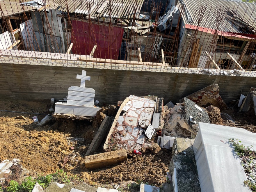 Κακοκαιρία «Μπάλλος»: Καταστράφηκε μέρος του νεκροταφείου στο Ληξούρι - Αγανακτισμένοι οι κάτοικοι με τον δήμο 