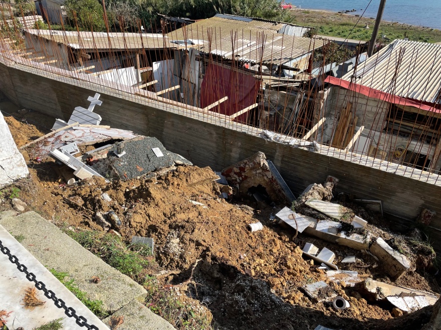 Κακοκαιρία «Μπάλλος»: Καταστράφηκε μέρος του νεκροταφείου στο Ληξούρι - Αγανακτισμένοι οι κάτοικοι με τον δήμο 