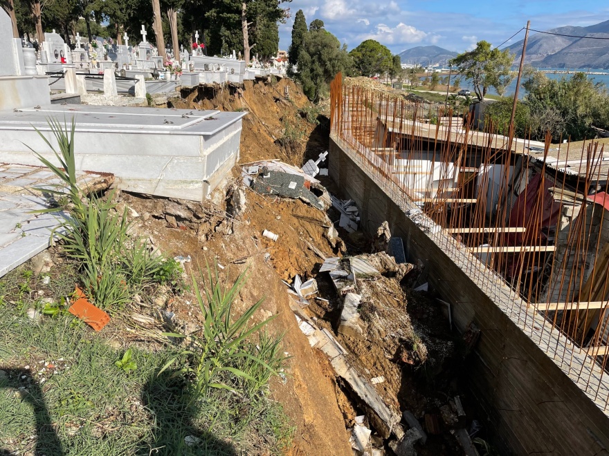 Κακοκαιρία «Μπάλλος»: Καταστράφηκε μέρος του νεκροταφείου στο Ληξούρι - Αγανακτισμένοι οι κάτοικοι με τον δήμο 