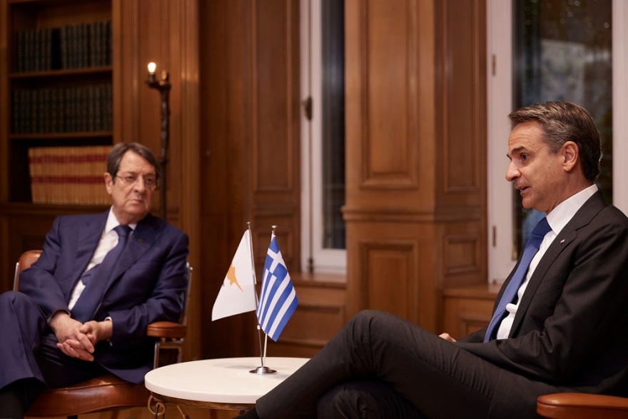 Ο Μητσοτάκης ενημέρωσε τον Αναστασιάδη για τις συμφωνίες με ΗΠΑ - Γαλλία: «Αμέριστη στήριξη στην Κύπρο»