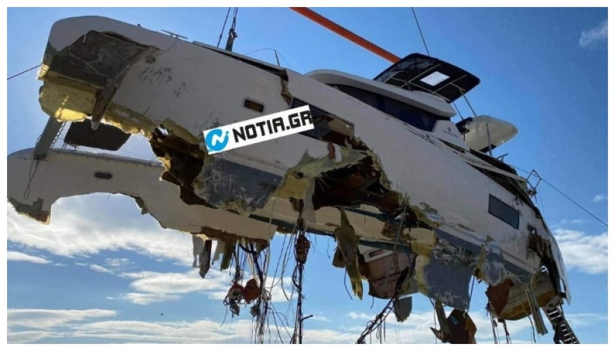 Kαρέ-καρέ η διάσωση επιβατών καταμαράν που έπεσε στα βράχια στον Άλιμο λόγω κακοκαιρίας