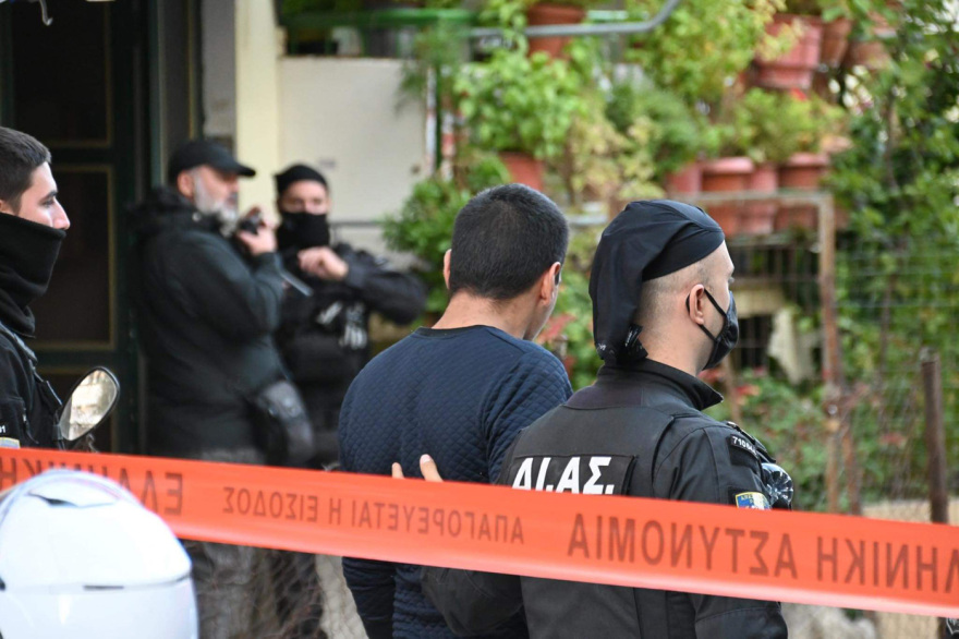 Άγριο έγκλημα στο Αιγάλεω: Οι Αρχές αναζητούν τον γιο για τη δολοφονία της 55χρονης