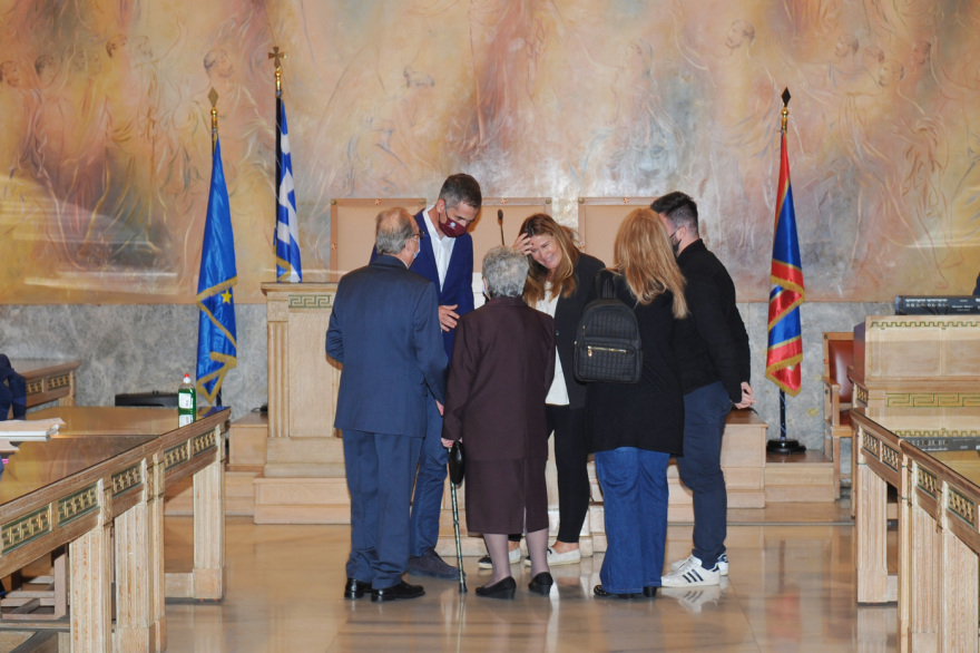 «Δεν ήθελε να με παντρευτεί, αλλά την κατάφερα», λέει ο 87χρονος που παντρεύτηκε χθες στο Δημαρχείο της Αθήνας