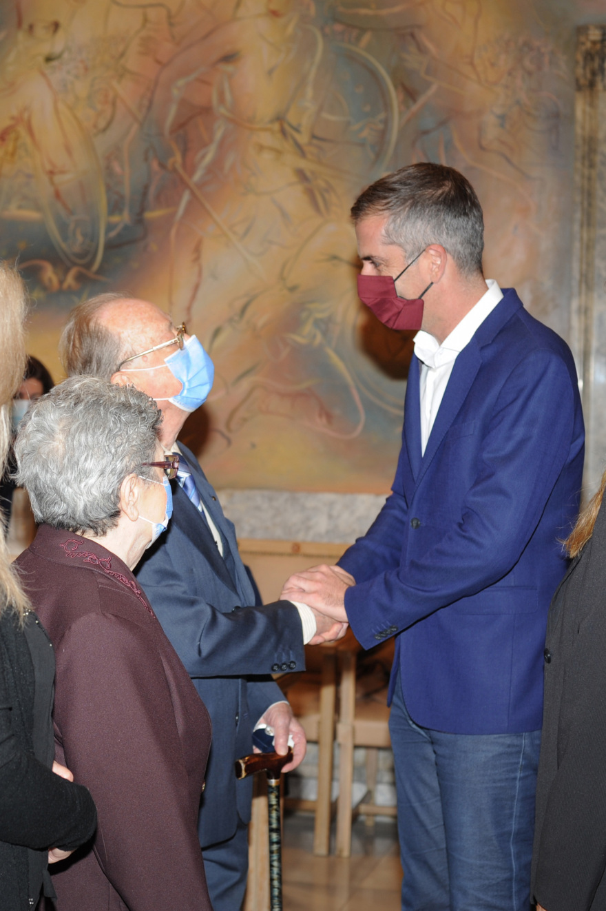 «Δεν ήθελε να με παντρευτεί, αλλά την κατάφερα», λέει ο 87χρονος που παντρεύτηκε χθες στο Δημαρχείο της Αθήνας