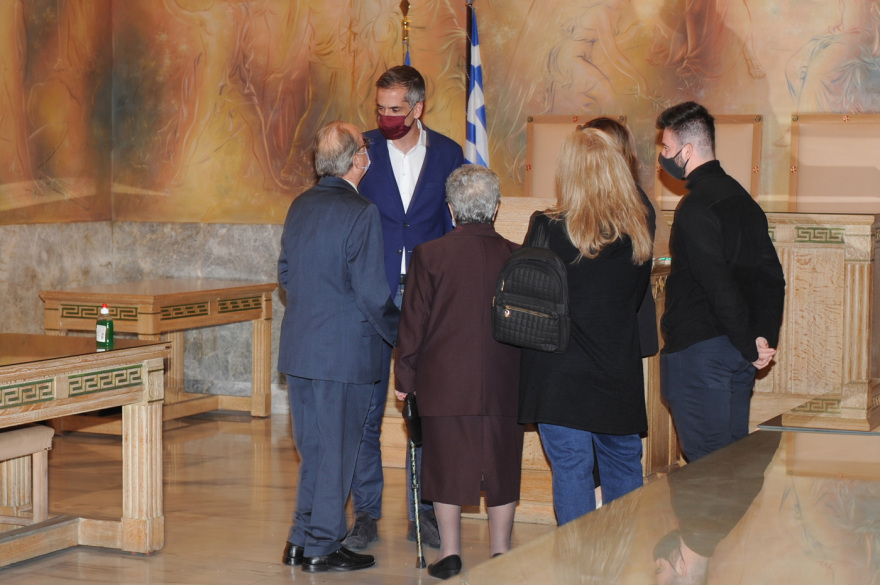 «Δεν ήθελε να με παντρευτεί, αλλά την κατάφερα», λέει ο 87χρονος που παντρεύτηκε χθες στο Δημαρχείο της Αθήνας