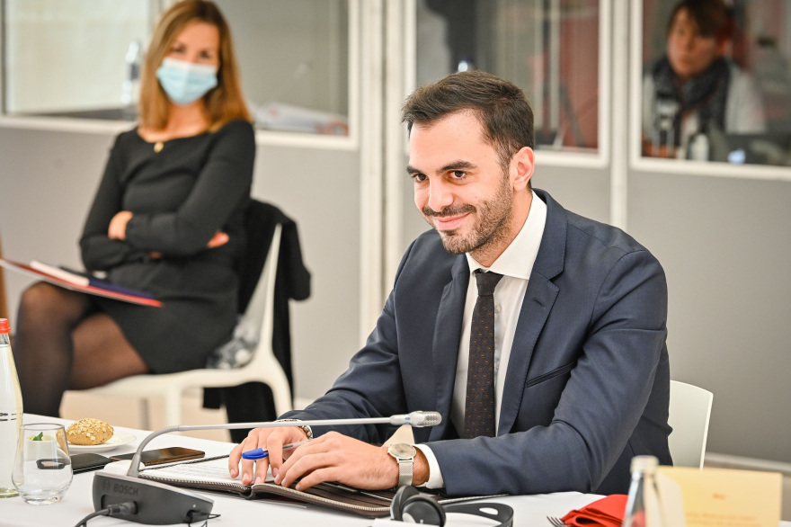 Χριστοδουλάκης από την προσύνοδο των Σοσιαλιστών: Να δώσουμε τέλος στις πολιτικές της λιτότητας και της συντήρησης