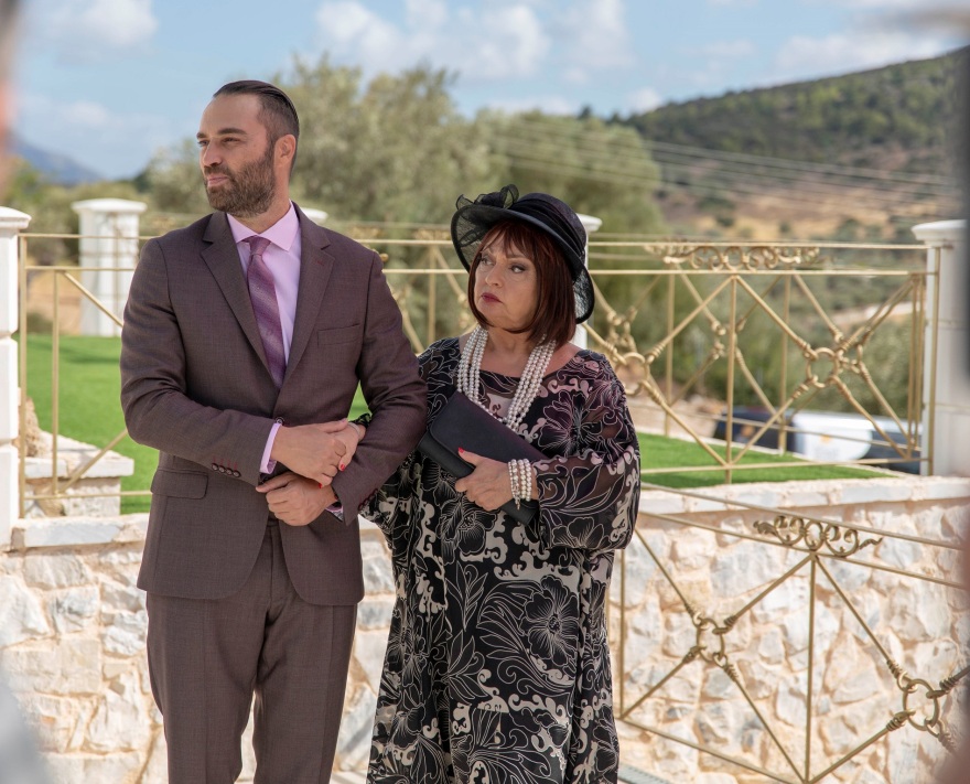 «Άσε μας ρε μαμά»: Η κωμική σειρά με τα πολλά πρόσωπα