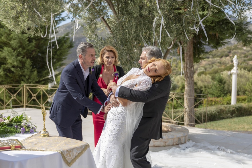 «Άσε μας ρε μαμά»: Η κωμική σειρά με τα πολλά πρόσωπα