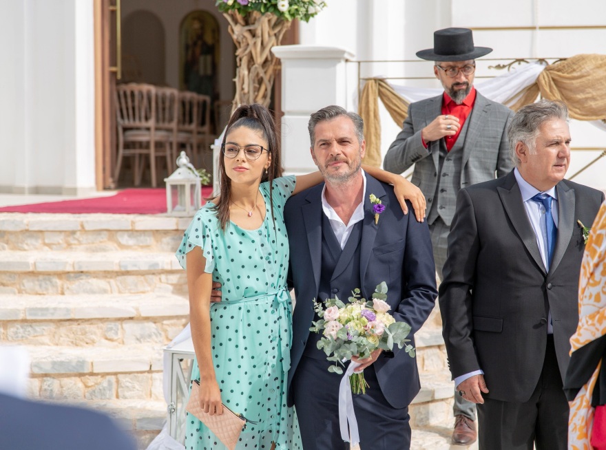 «Άσε μας ρε μαμά»: Η κωμική σειρά με τα πολλά πρόσωπα