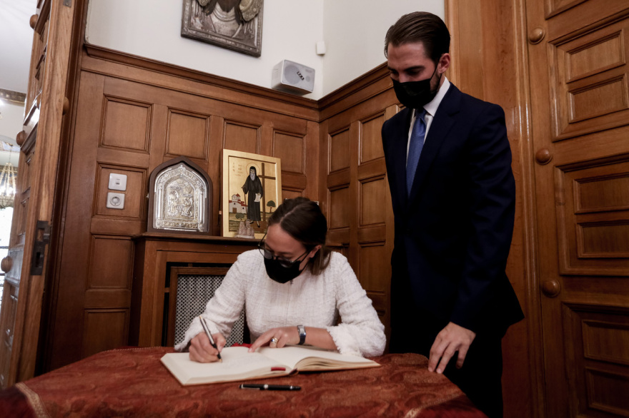 Πυρετώδεις προετοιμασίες στη Μητρόπολη για τον γάμο του Φίλιππου Γλύξμπουργκ με τη Νίνα Φλορ 