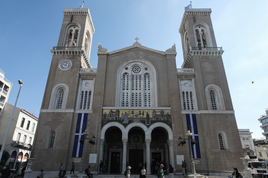 Πυρετώδεις προετοιμασίες στη Μητρόπολη για τον γάμο του Φίλιππου Γλύξμπουργκ με τη Νίνα Φλορ 