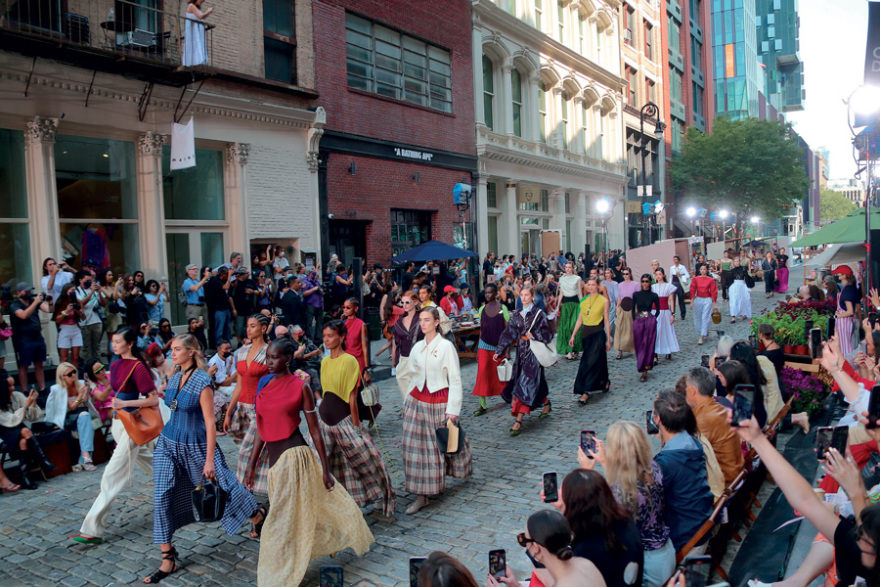 Fashion Weeks 2022: Glam, sex & parties... το πατρόν της ευτυχίας για τη γενιά του μέλλοντος - Φωτογραφίες