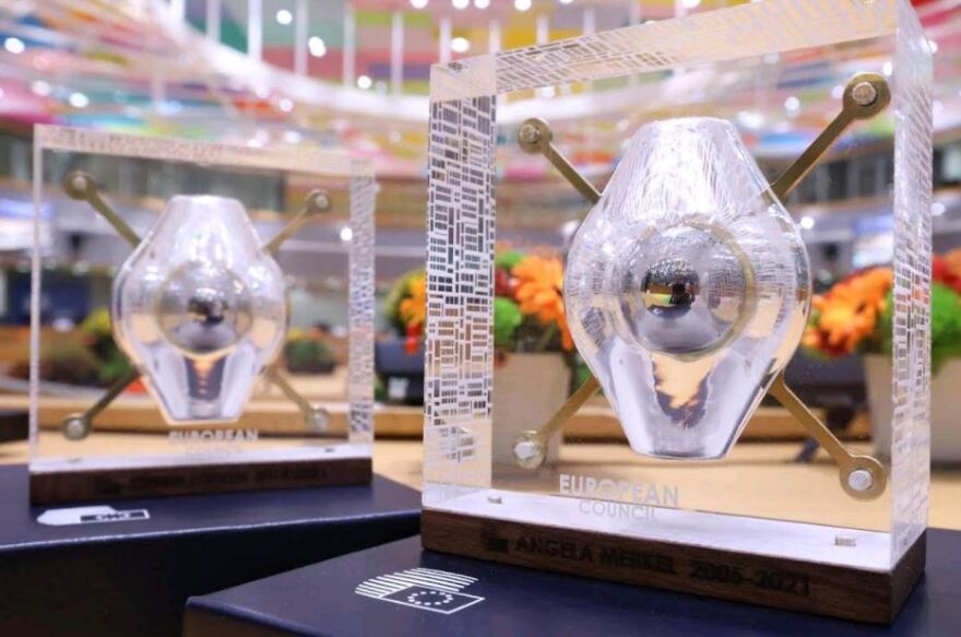 Το δώρο του Σαρλ Μισέλ στη Μέρκελ 