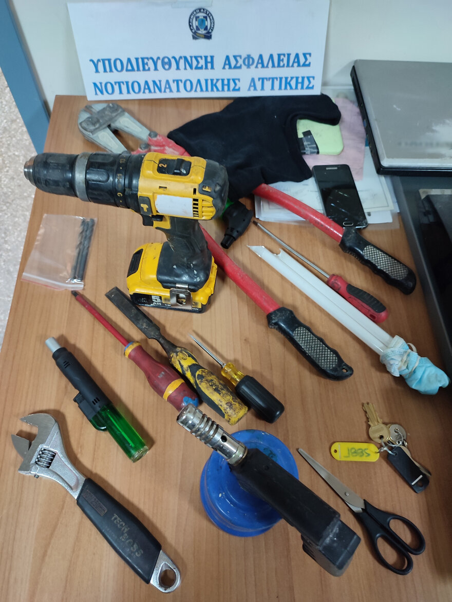 Εξαρθρώθηκε συμμορία που «άδειαζε» καταστήματα στα νότια προάστια - Εξιχνιάστηκαν 10 περιπτώσεις