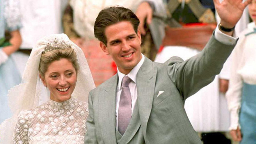 Με την τιάρα της Άννας Μαρίας νύφη η Νίνα Φλορ